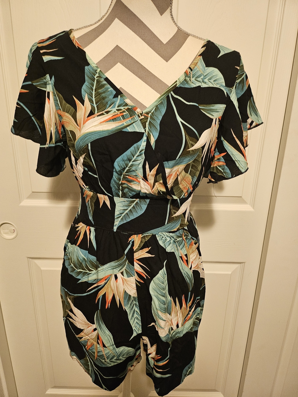 SHEIN🖤🔥 Black Tropical Leaf Print Romper